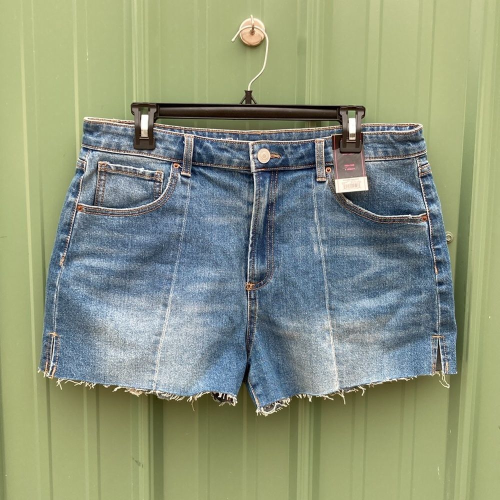 Women’s Juniors Seamed Denim Raw Hem Jean Shorts, Size 17